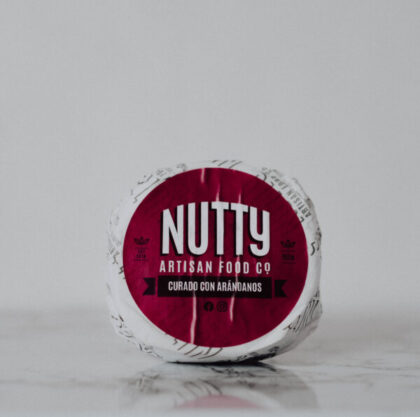 Nutty-gereifte-Kaesealternative-auf-Cashewbasis-mit-Blaubeeren Nutty-gereifte-Kaesealternative-auf-Cashewbasis-mit-Blaubeeren