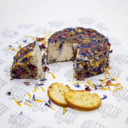 Nutty-veganer-Cashewkaese-mit-Blueten-und-Trueffel Nutty-veganer-Cashewkaese-mit-Blueten-und-Trueffel